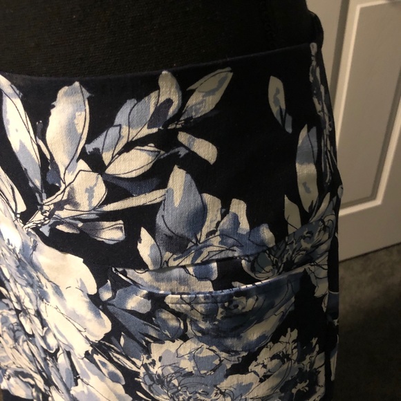 Ladies stretchy skort- size Large (12)…great for golf or casual outings! - Picture 2 of 3